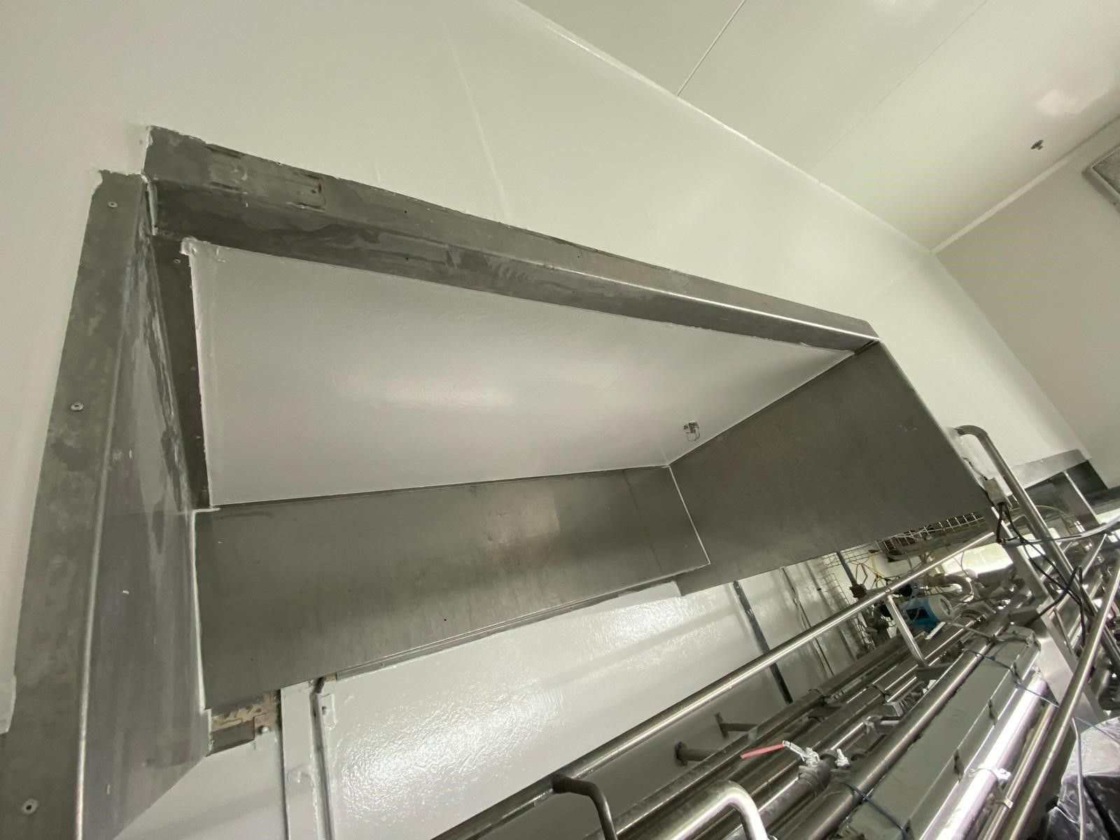 Travaux de maintenance dans une usine de production d'entremets et de desserts aux œufs.