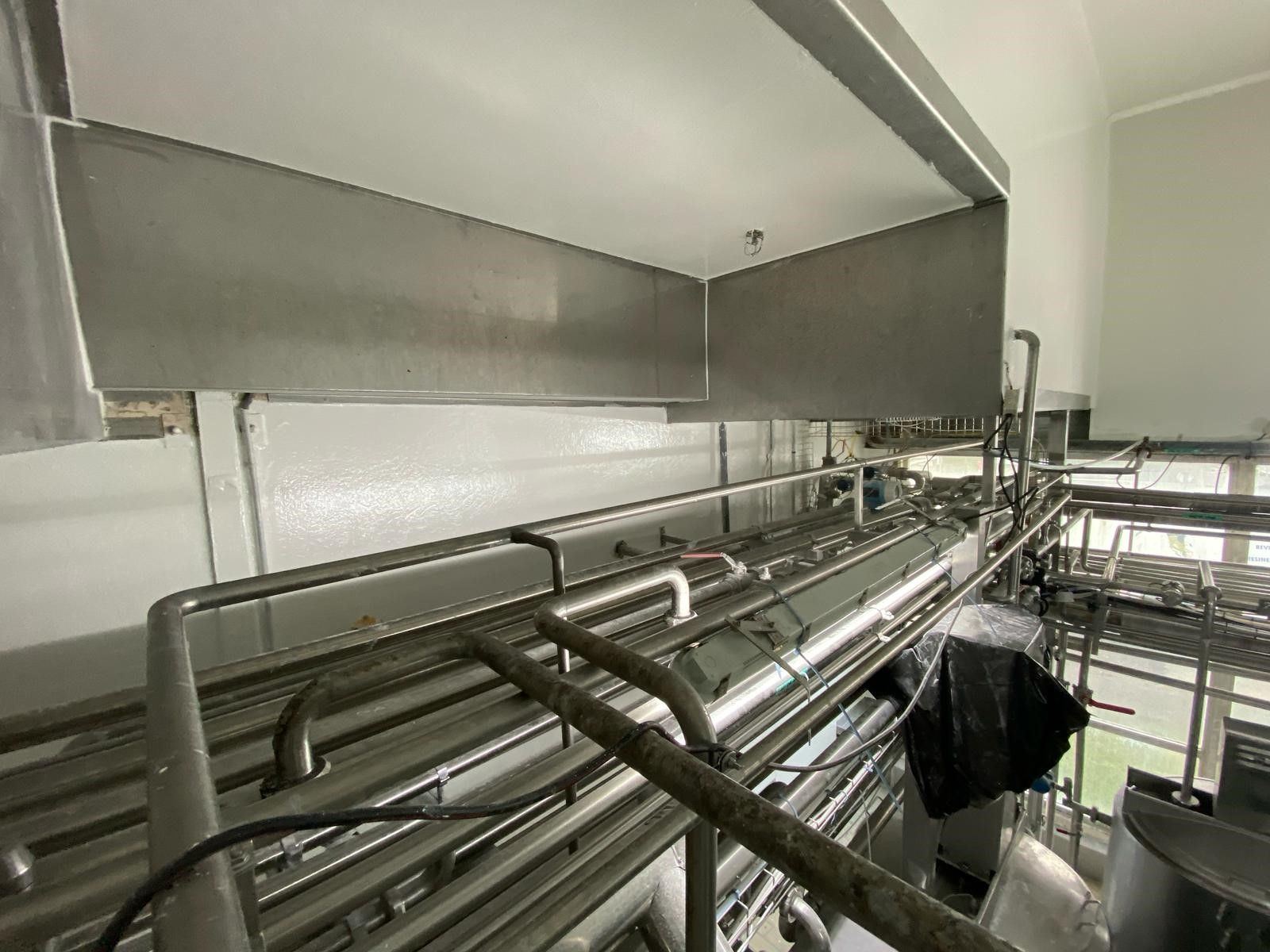 Travaux de maintenance dans une usine de production d'entremets et de desserts aux œufs.